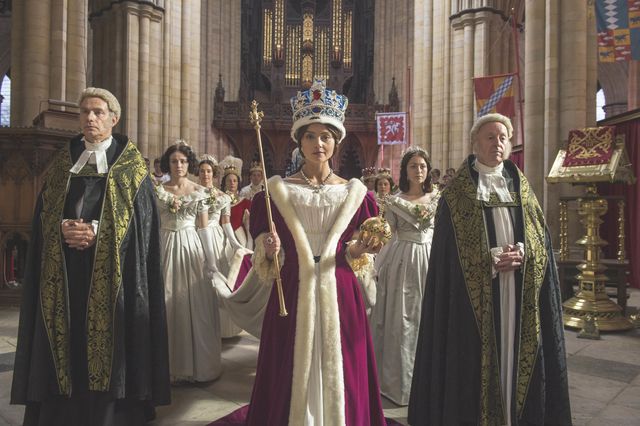 jenna coleman posa caracterizada como la reina victoria en su coronación en una imagen de la serie británica victoria