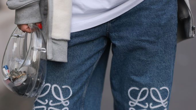 Quali scarpe abbinare ai jeans baggy: idee moda look Inverno 2023 