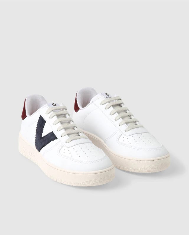 zapatillas de piel de mujer, blancas y con el logo azul, de victoria