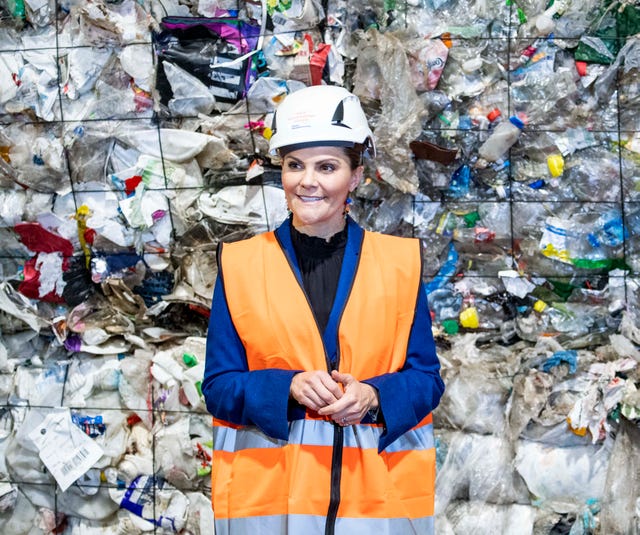 Victoria de Suecia visita una planta de reciclaje