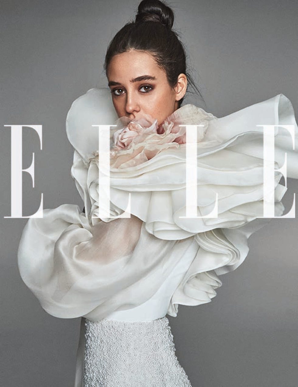 la hija de la infanta elena posa con un espectacular modelo en color blanco