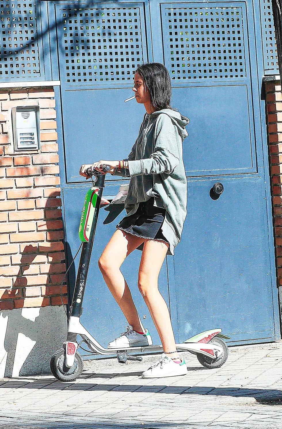 Victoria Federica con patinete y cigarrillo por Madrid