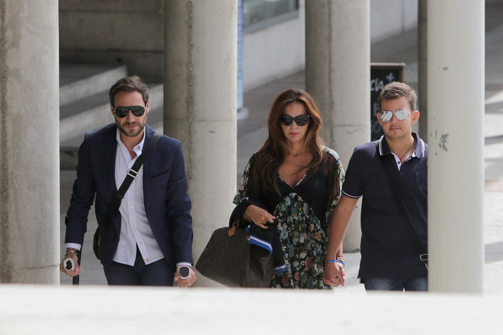olga moreno, antonio david flores con muletas y david flores por la calle