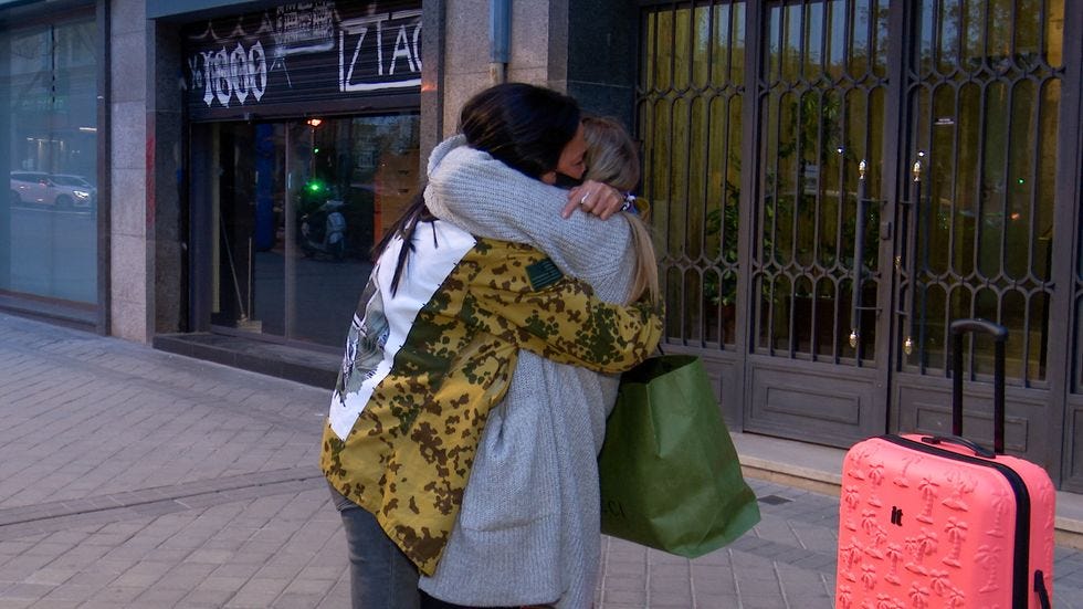 rocio flores y  olga moreno abrazadas