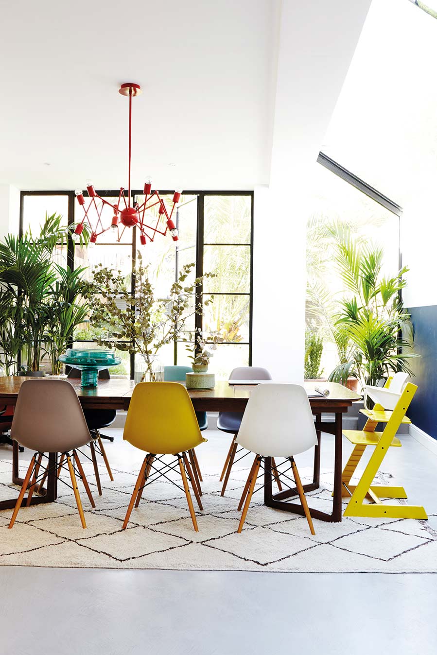 comedor moderno con acristalamiento al jardín