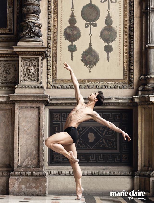 Ballet dancer, Ballet, Dance, Leg, Beauty, Acrobatics, Performing arts, Performance, Human leg, Footwear, 