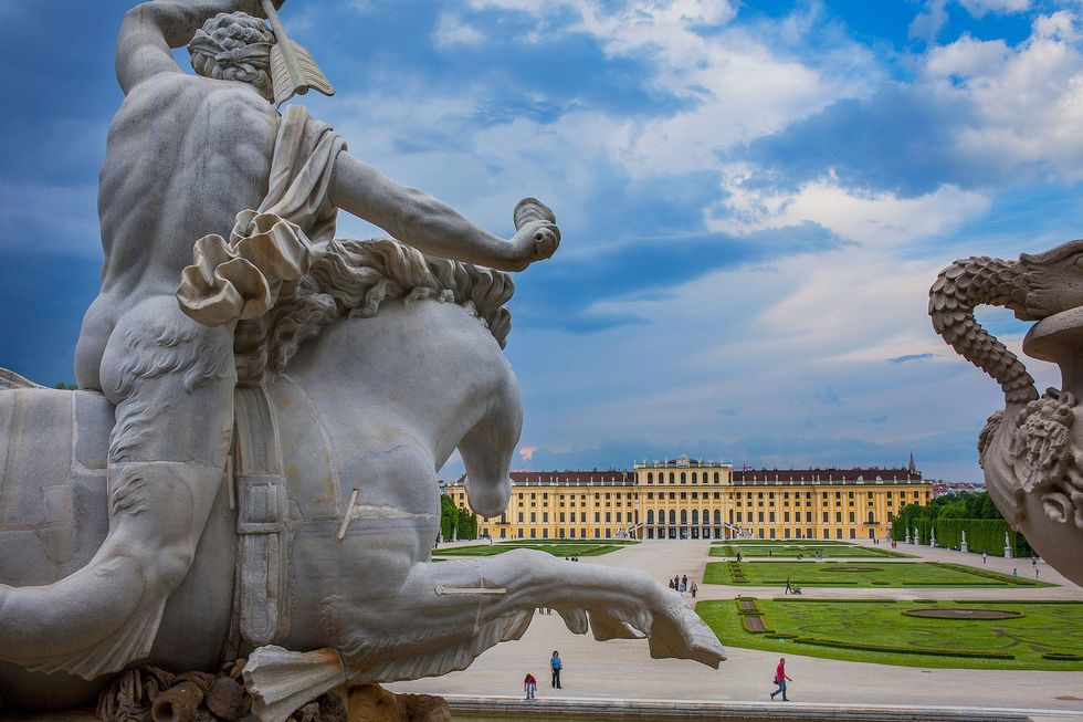 De Neptunusfontein met op de achtergrond het Slot Schnbrunn in Wenen Oostenrijk