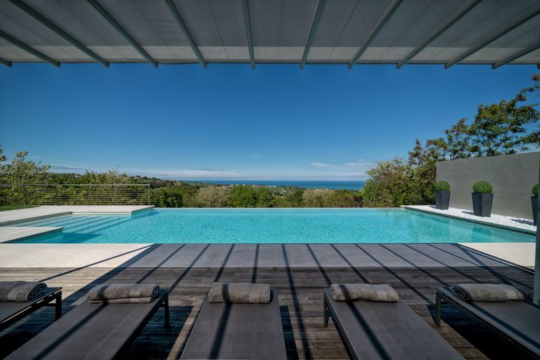 La piscina a sfioro di Villa Olivo con vista sulla costa Adriatica