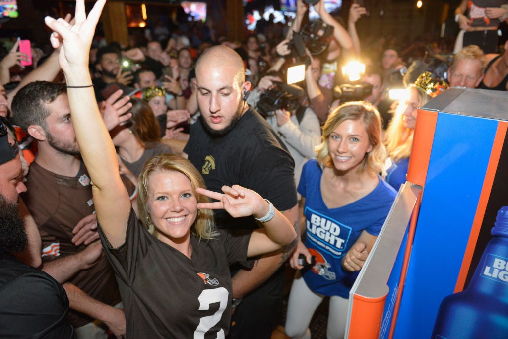 Cleveland Browns finally win, and fans get free Bud Light - CNET