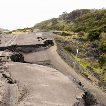 een beschadigde weg na een aardbeving