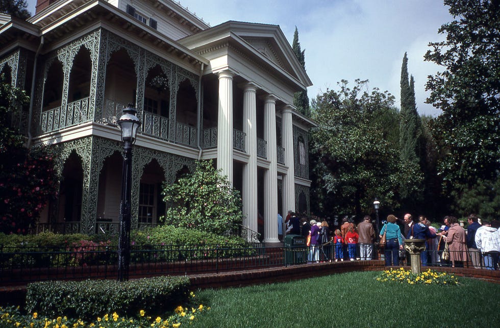 the haunted mansion at disneyland