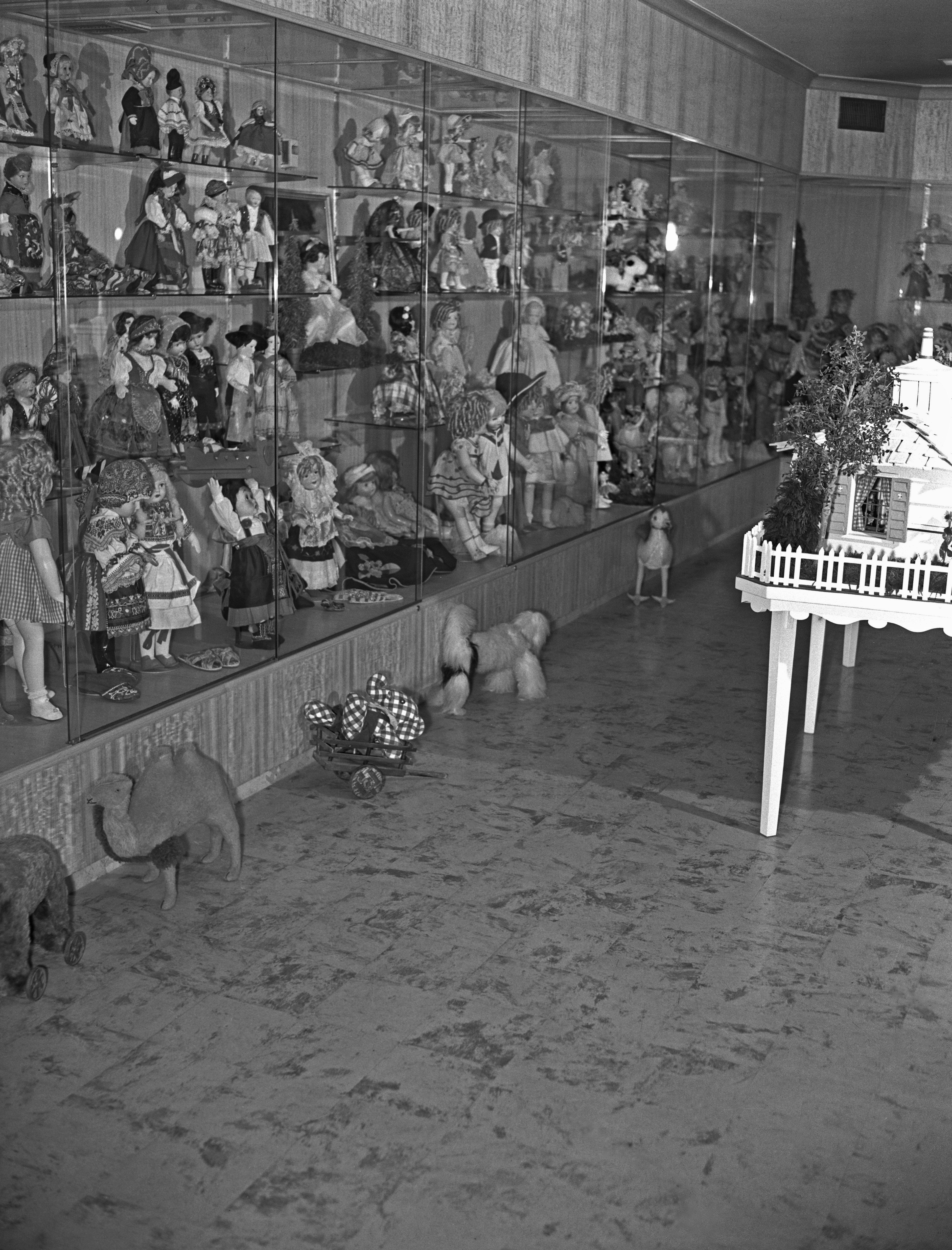 40 Rare Vintage Photos of Shirley Temple at Home