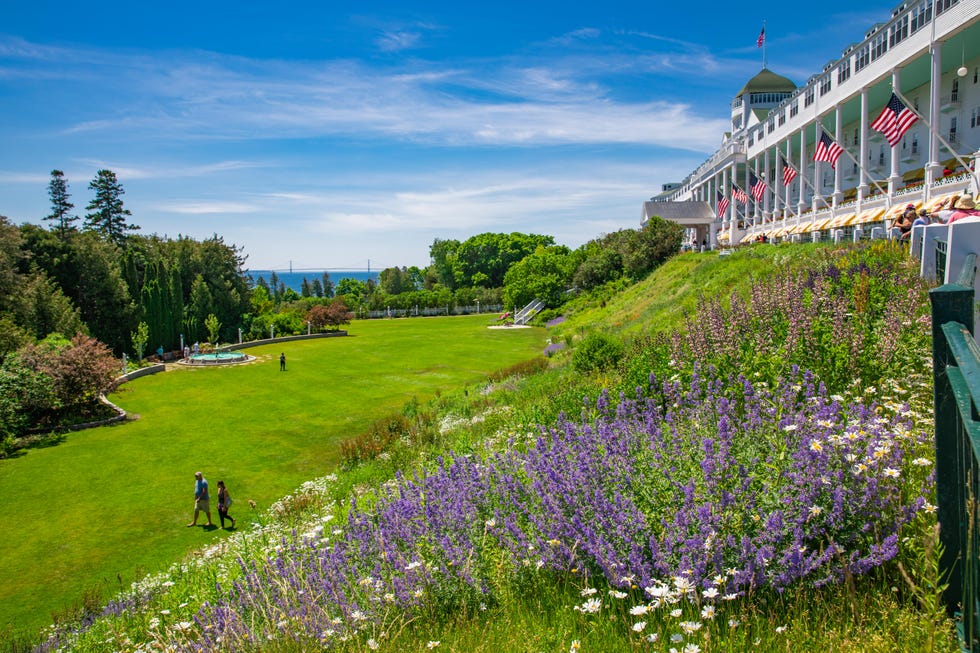 grand hotel front lawn