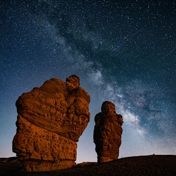 de melkweg en twee meteoren van perseiden in konya, turkije