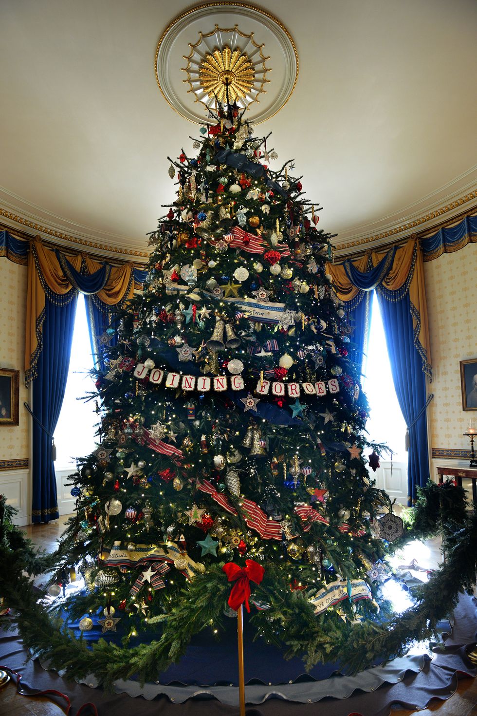 https://hips.hearstapps.com/hmg-prod/images/view-of-the-tree-in-the-blue-room-as-the-first-lady-news-photo-157208902-1543285736.jpg?crop=0.99982xw:1xh;center,top&resize=980:*