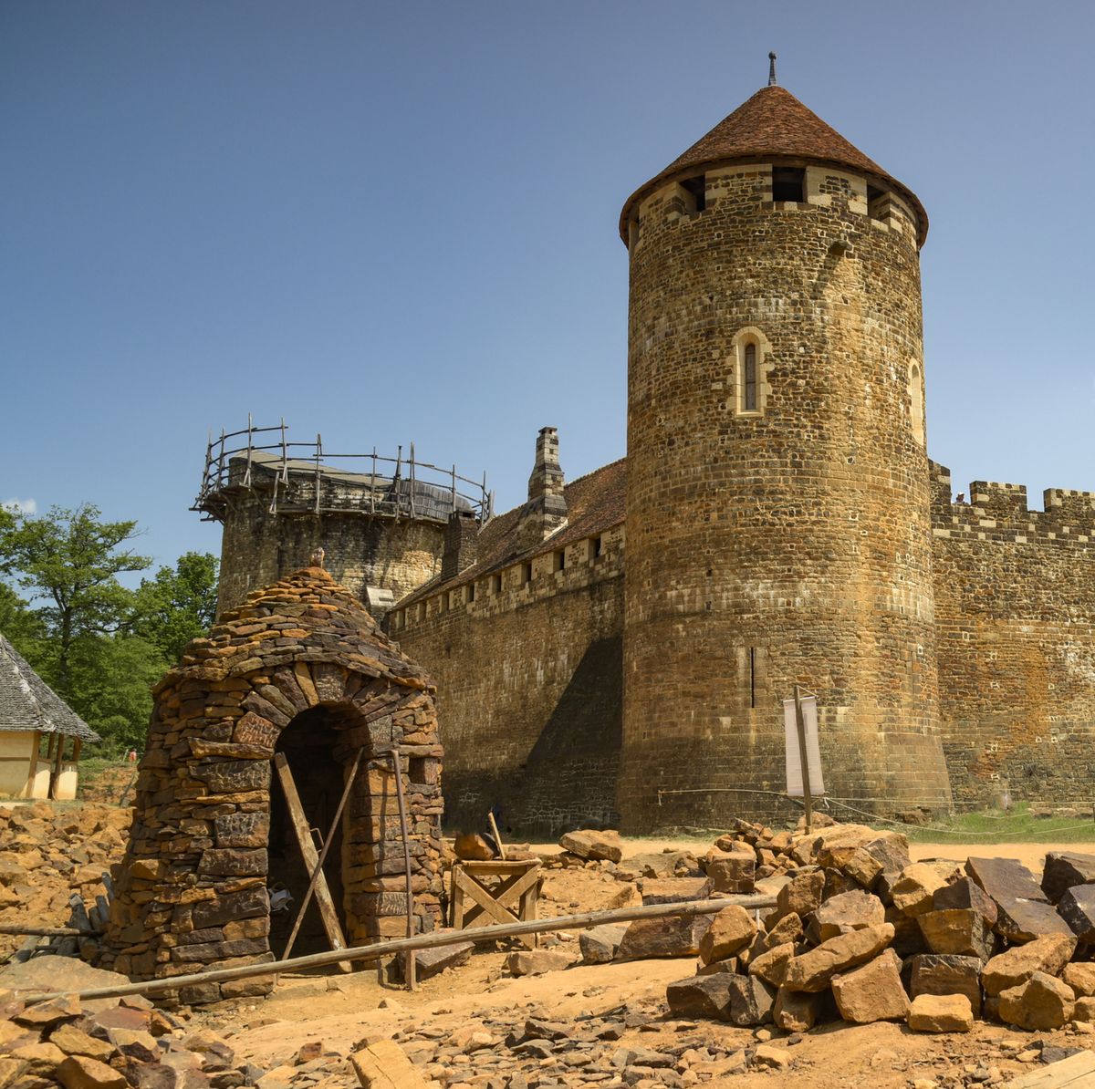 How Medieval Construction Methods Are Used at Guédelon Castle