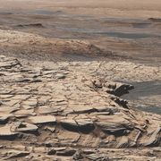 In de Galekrater op Mars op de foto heeft de NASArover Curiosity gesteentemonsters genomen van rotsen met een verhoogd gehalte aan lichte koolstofisotopen  iets wat op aarde in verband wordt gebracht met de aanwezigheid van levensvormen