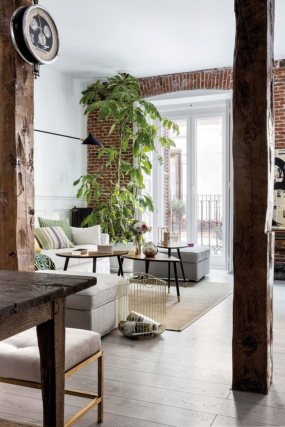 Interior design, Room, Furniture, Building, Property, House, Living room, Table, Wall, Architecture, 