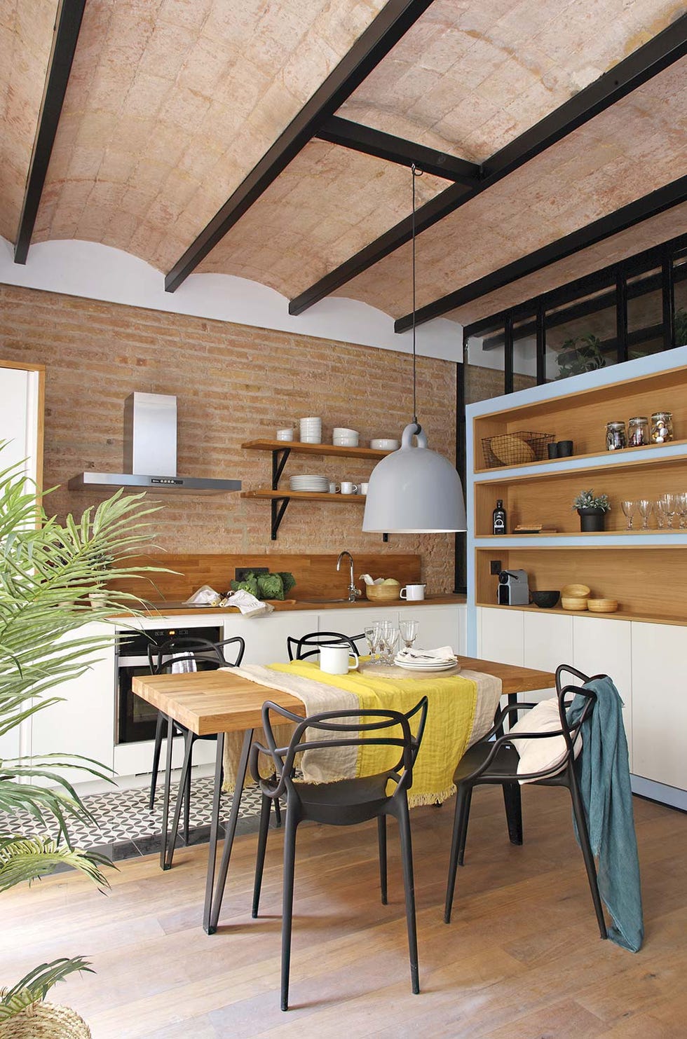 cocina moderna abierta con pared de ladrillo visto
