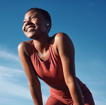 een vrouw kijkt tevreden na een workout