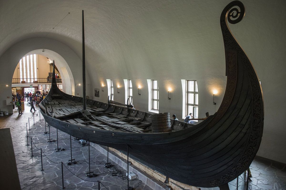 Het Osebergschip werd in 1903 ontdekt Het is een van de slechts drie goed bewaard gebleven Vikingschepen die te zien zijn in het Vikingskiphuset in de Noorse hoofdstad Oslo