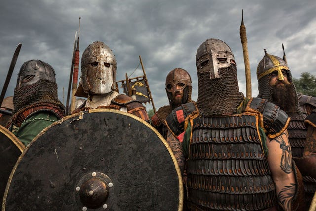 deelnemers aan een reenactmentbijeenkomst dragen harnassen in afwachting van mantotmangevechten tijdens het festival van slaven en vikingen in het poolse wolin vikingen spreken tot de verbeelding maar hun geschiedenis is complexer dan vaak wordt gedacht