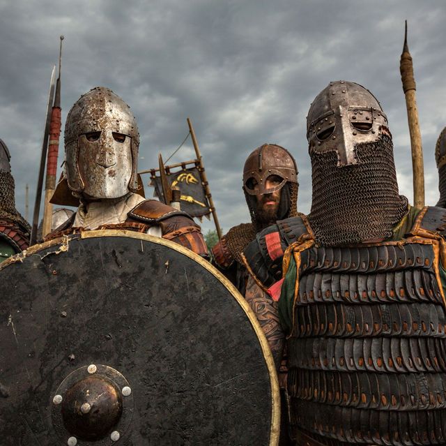 deelnemers aan een reenactmentbijeenkomst dragen harnassen in afwachting van mantotmangevechten tijdens het festival van slaven en vikingen in het poolse wolin vikingen spreken tot de verbeelding maar hun geschiedenis is complexer dan vaak wordt gedacht
