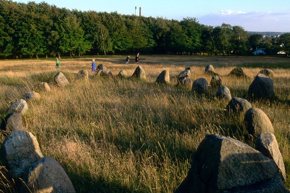 Stoffelijke resten van Vikingbegraafplaatsen zoals deze vindplaats met scheepsvormige graven in de buurt van Aalborg in Denemarken leveren belangrijk genetisch bewijsmateriaal op voor kennis over deze zeevaarders uit het verleden