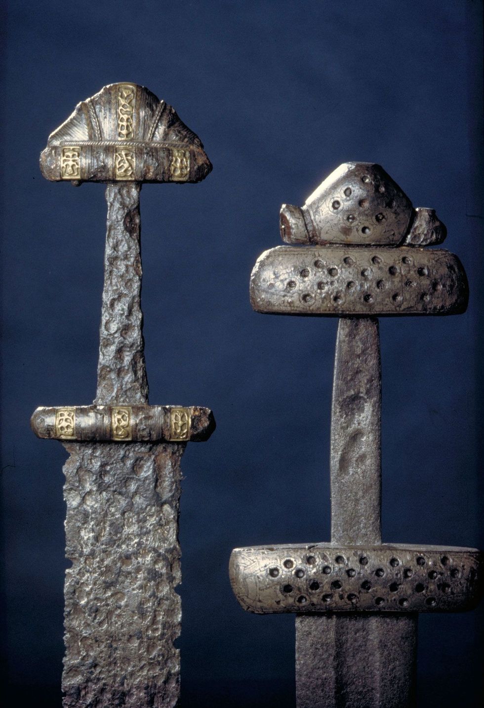 Aan de hand van Vikingvoorwerpen zoals deze zwaarden die afkomstig zijn van vindplaatsen in het huidige Noorwegen kunnen archeologen hun expedities volgen