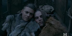 ivar y su hermano durmiendo en 'vikingos'