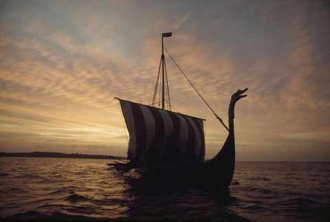 De oude Vikingen bevoeren de zeen in boten als deze een Deense reconstructie