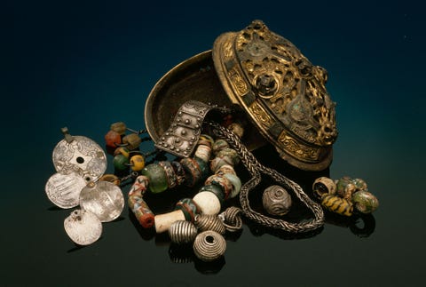 Een gouden sieraaddoos uit de Vikingtijd bevat een schat aan halssnoeren zilveren kralen munten en een armband