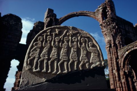 Een stenen stele met gebeeldhouwde afbeeldingen van de Vikingkrijgers die het klooster Lindisfarne in Engeland plunderen
