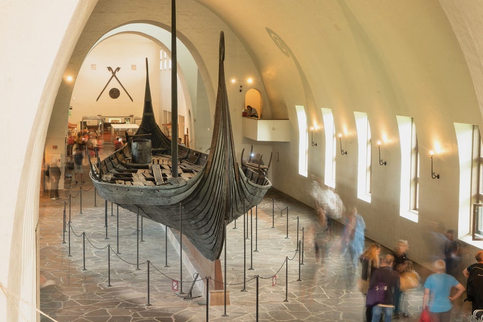 De vrouwen werden begraven in deze ranke Karve een soort Vikingschip waarmee kon worden gezeild en geroeid