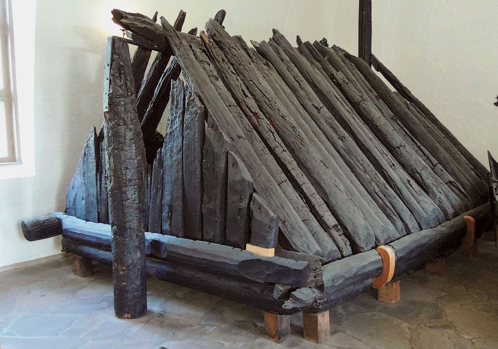 Nabestaanden bouwden een tentachtige ruimte op het schip van Oseberg voor de twee vrouwen die rond 834 werden begraven