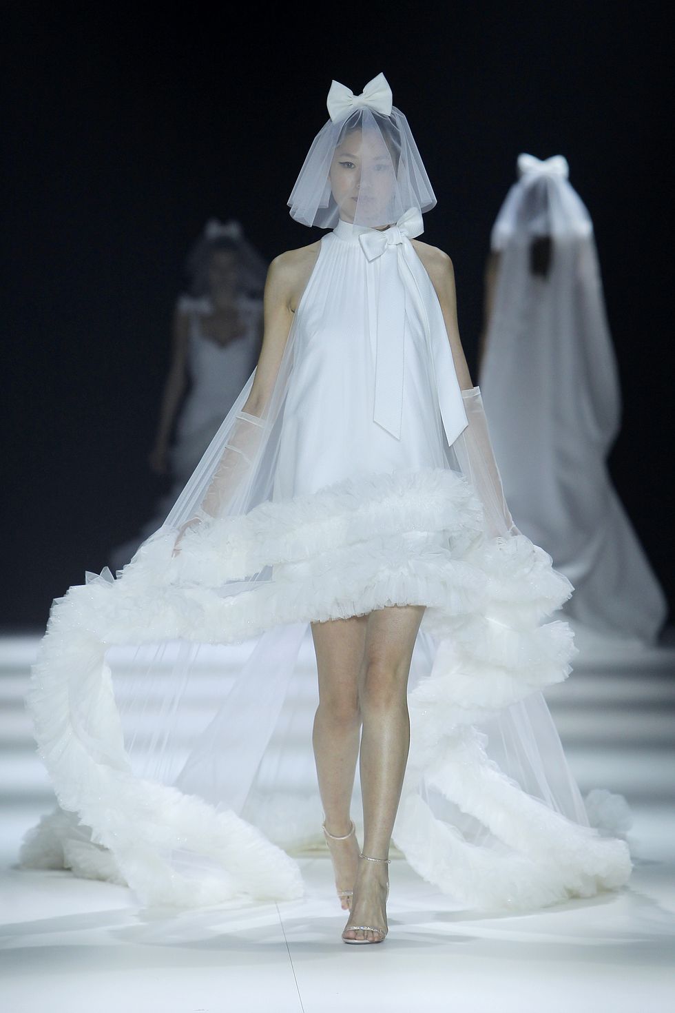un look della sfilata di viktor rolf alla barcelona bridal fashion week 2022