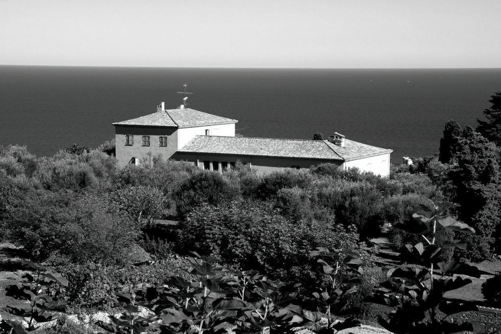 White, Black, Black-and-white, Monochrome photography, Monochrome, Sky, House, Tree, Sea, Photography, 