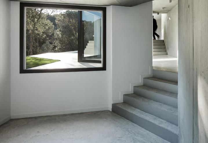 Stairs, Property, Floor, Wall, Interior design, Flooring, Fixture, Daylighting, Concrete, Composite material, 