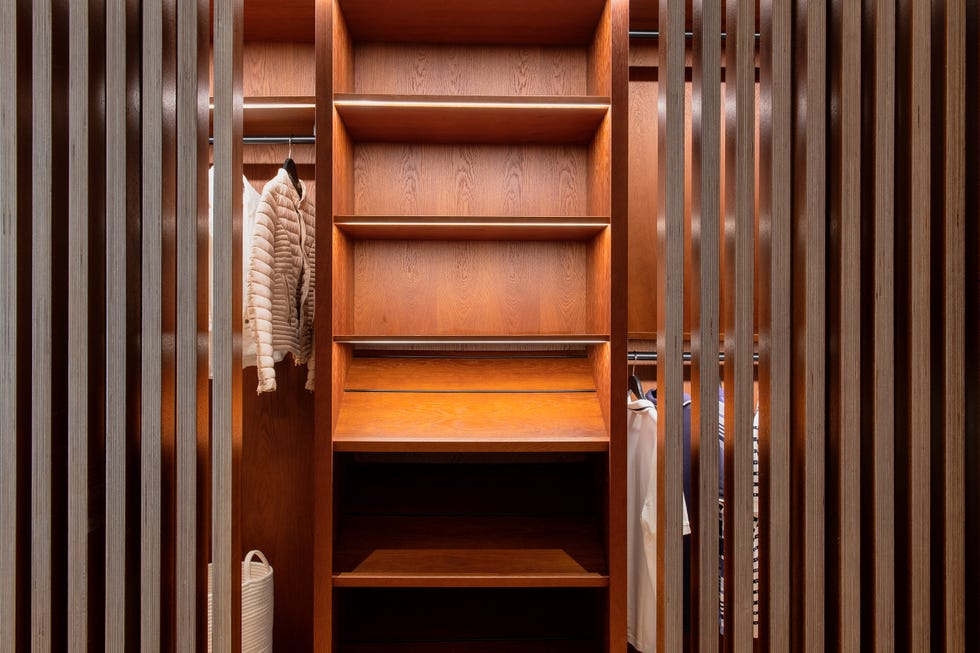 vestidor con puertas de madera