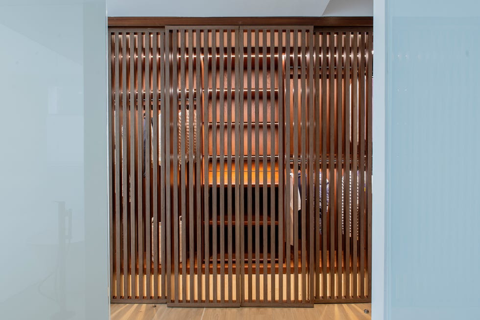 vestidor con puertas de madera