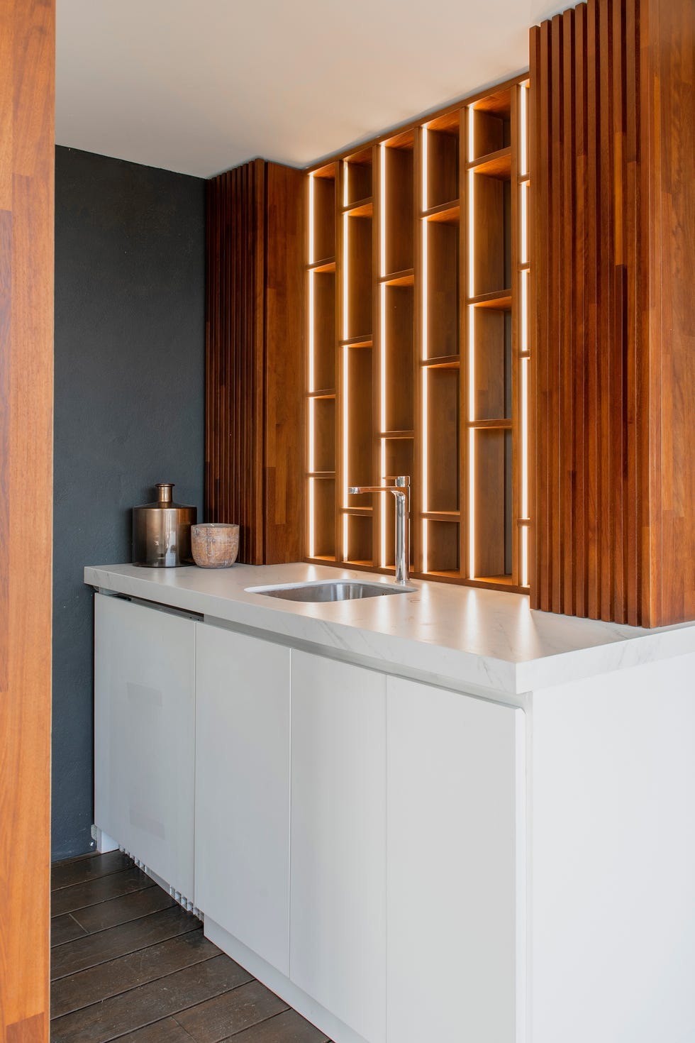 mueble bar con estantes de madera y encimera tipo mármol