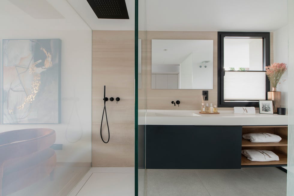 baño en suite con mueble volado de color negro