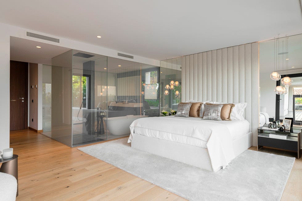 dormitorio con baño en suite y cabecero tapizado en beige acolchado comedor de diseño contemporáneo con muebles blancos