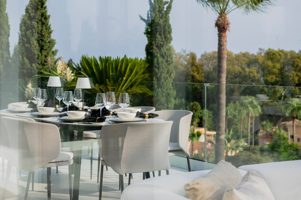 comedor exterior con sillas grises