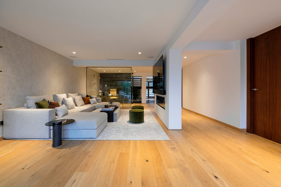 salón con sofá en u de color gris