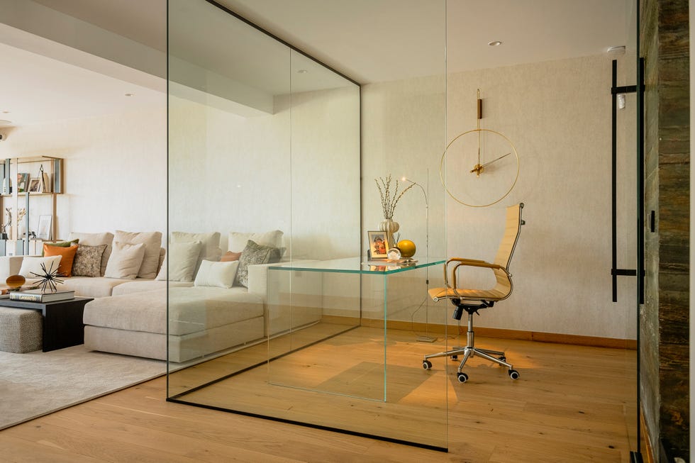 despacho con paredes y mesa de cristal