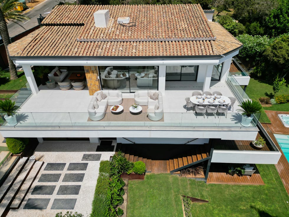 casa de arquitectura moderna con piscina