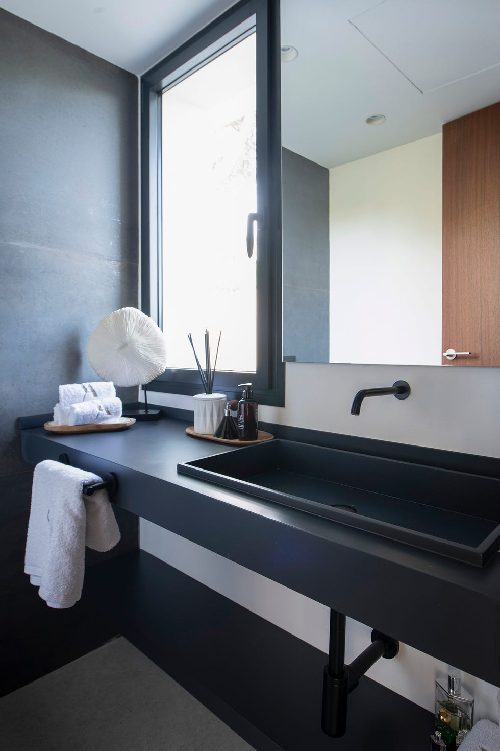 baño con mueble volado negro