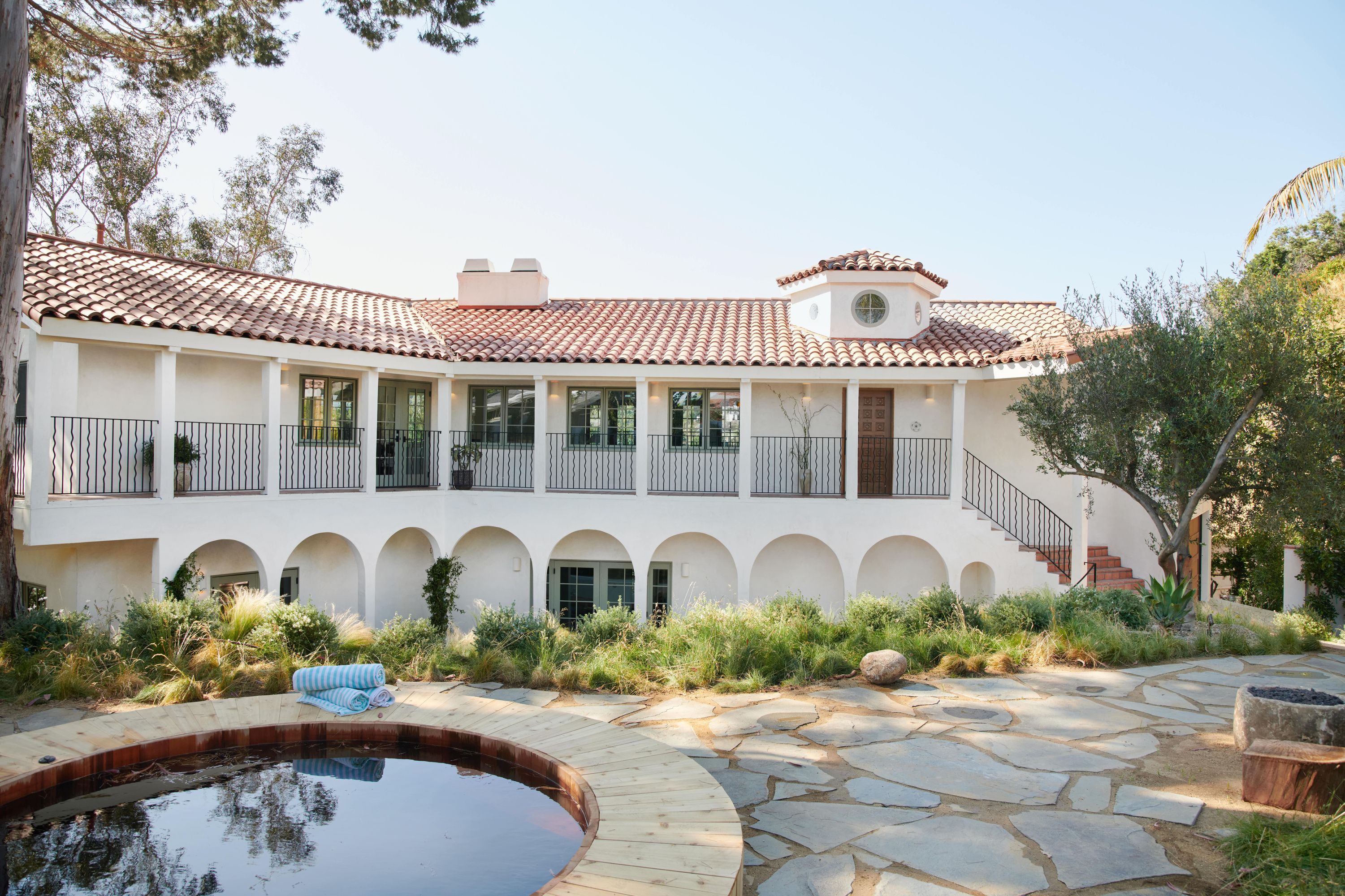 Esta casa es un ejemplo de lo que los americanos llaman estilo español en  decoración