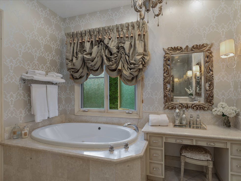 baño de estilo clásico con bañera